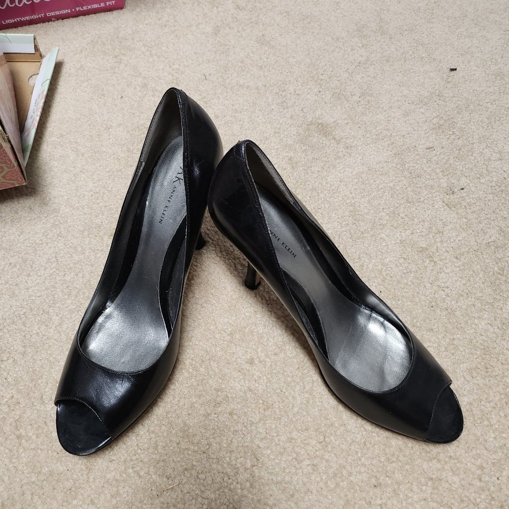 Peek-a-boo heels